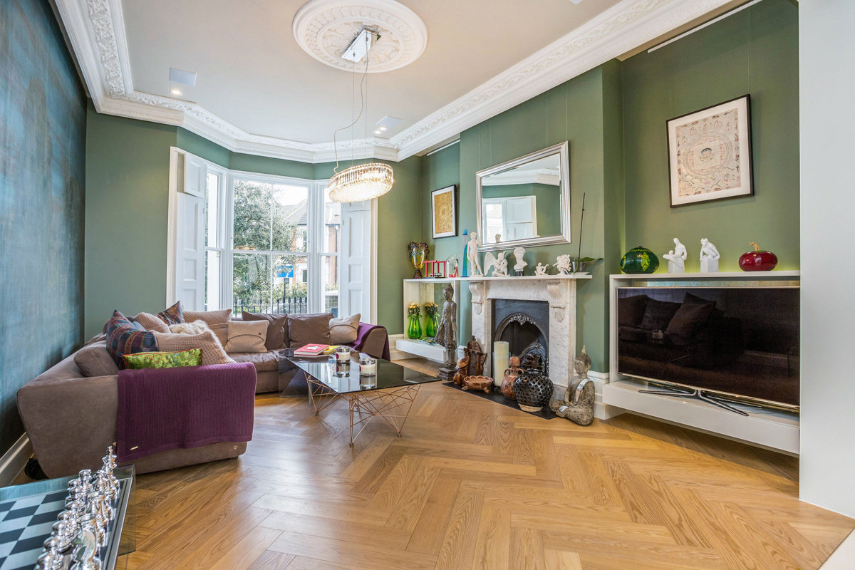Painting decorative mouldings