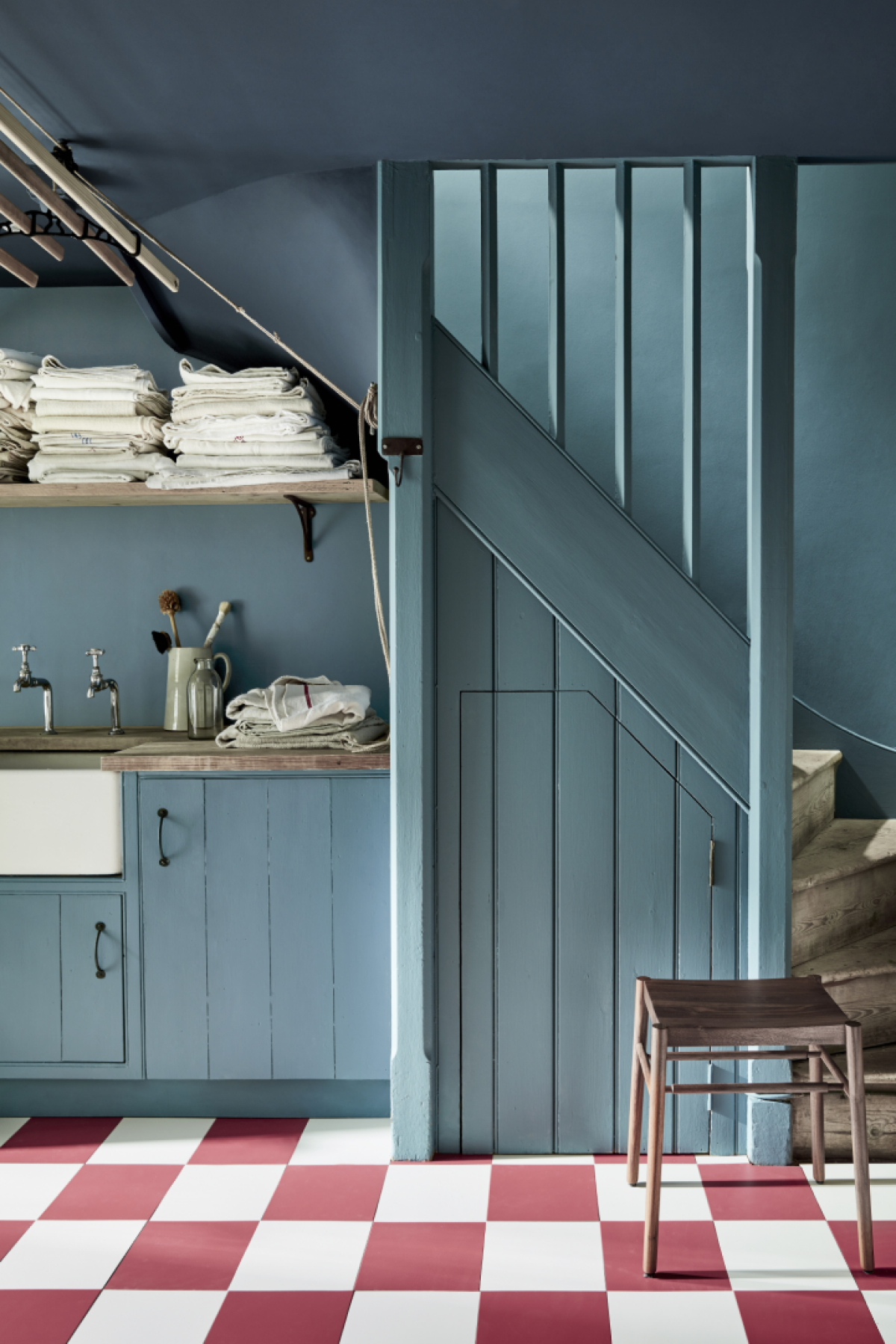 Ceiling: Hicks’ Blue 208 in Absolute Matt Emulsion, Walls: Etruria 326 in Intelligent Matt Emulsion, Cupboards & Panelling: Etruria 326 in Intelligent Satinwood, Right Wall: Bone China Blue 107 in Intelligent Matt Emulsion