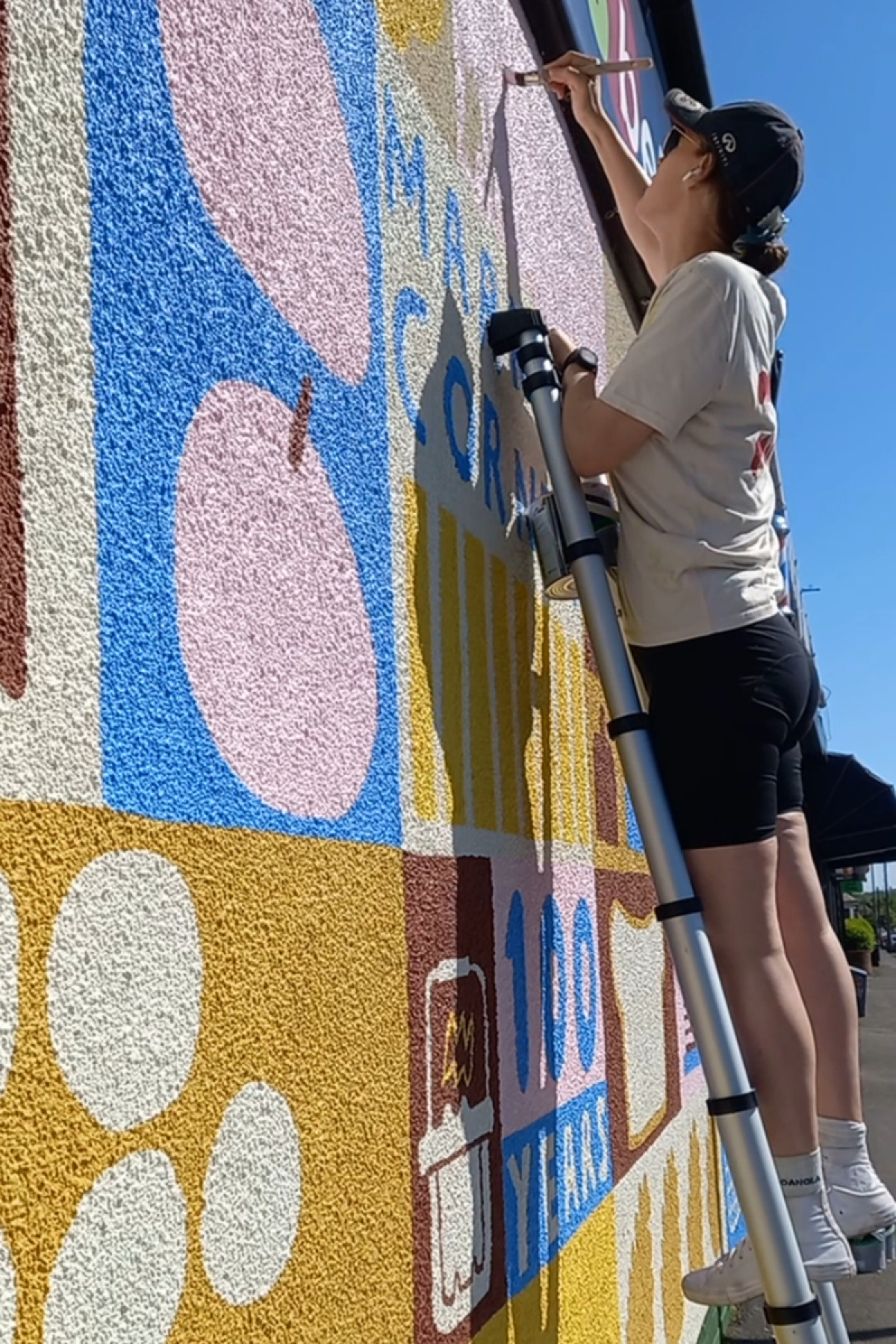 Mama Murals Uses Albany Paints To Connect With The Community