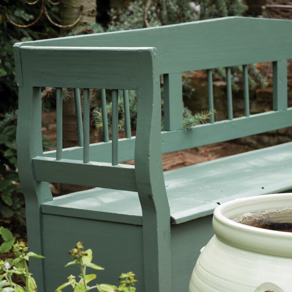 How to paint garden furniture